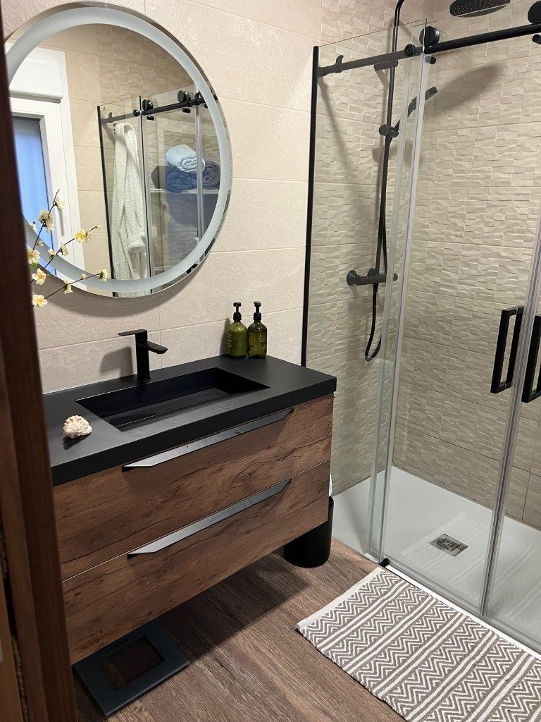 Reforma de Baño con Ducha y Mobiliario en Madera