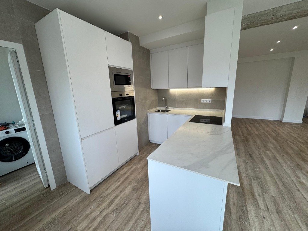 Reforma de Cocina Blanca con Península y Concepto Abierto